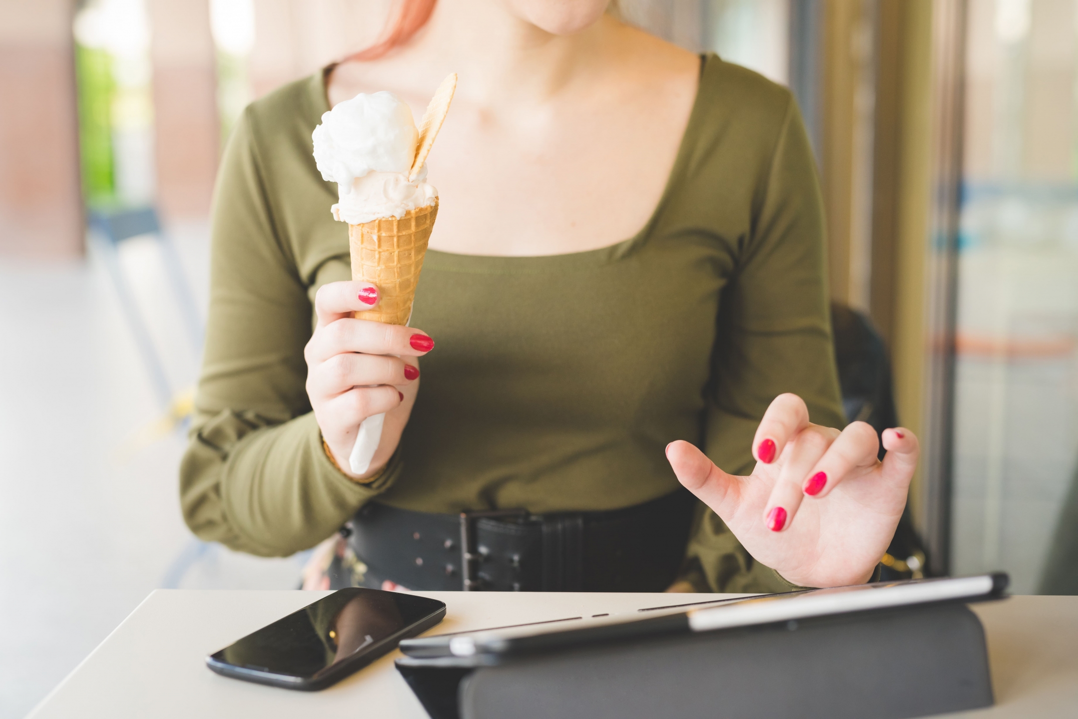 吃冰淇淋素材-吃冰淇淋图片-吃冰淇淋素材图片下载-觅知网